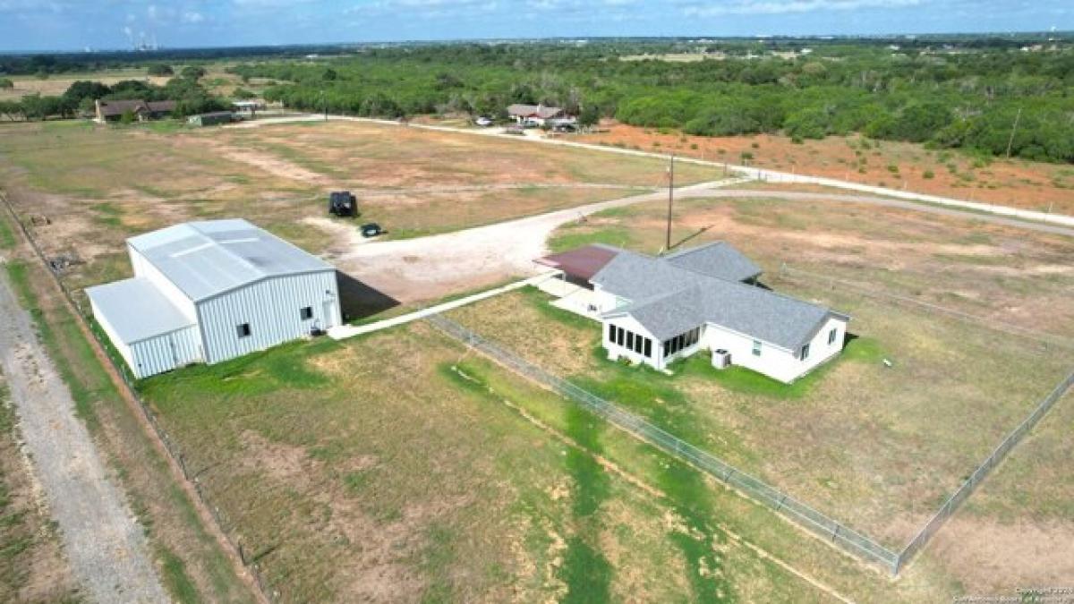 Picture of Home For Sale in Adkins, Texas, United States