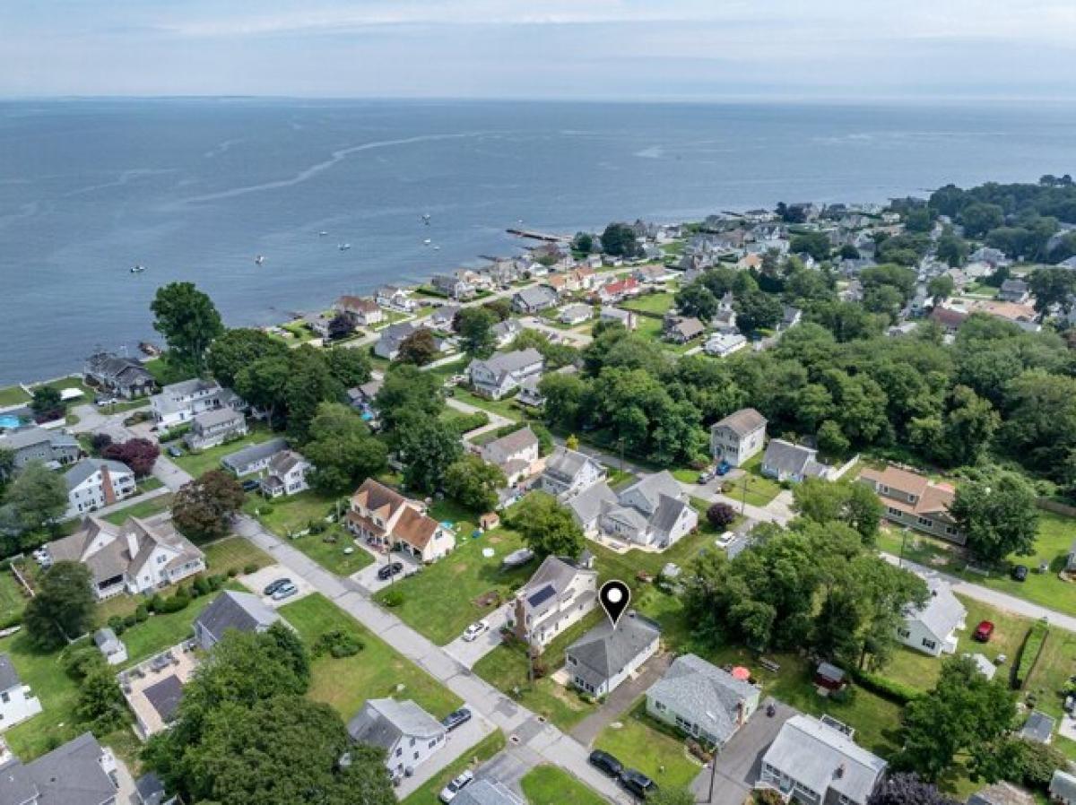 Picture of Home For Sale in East Lyme, Connecticut, United States