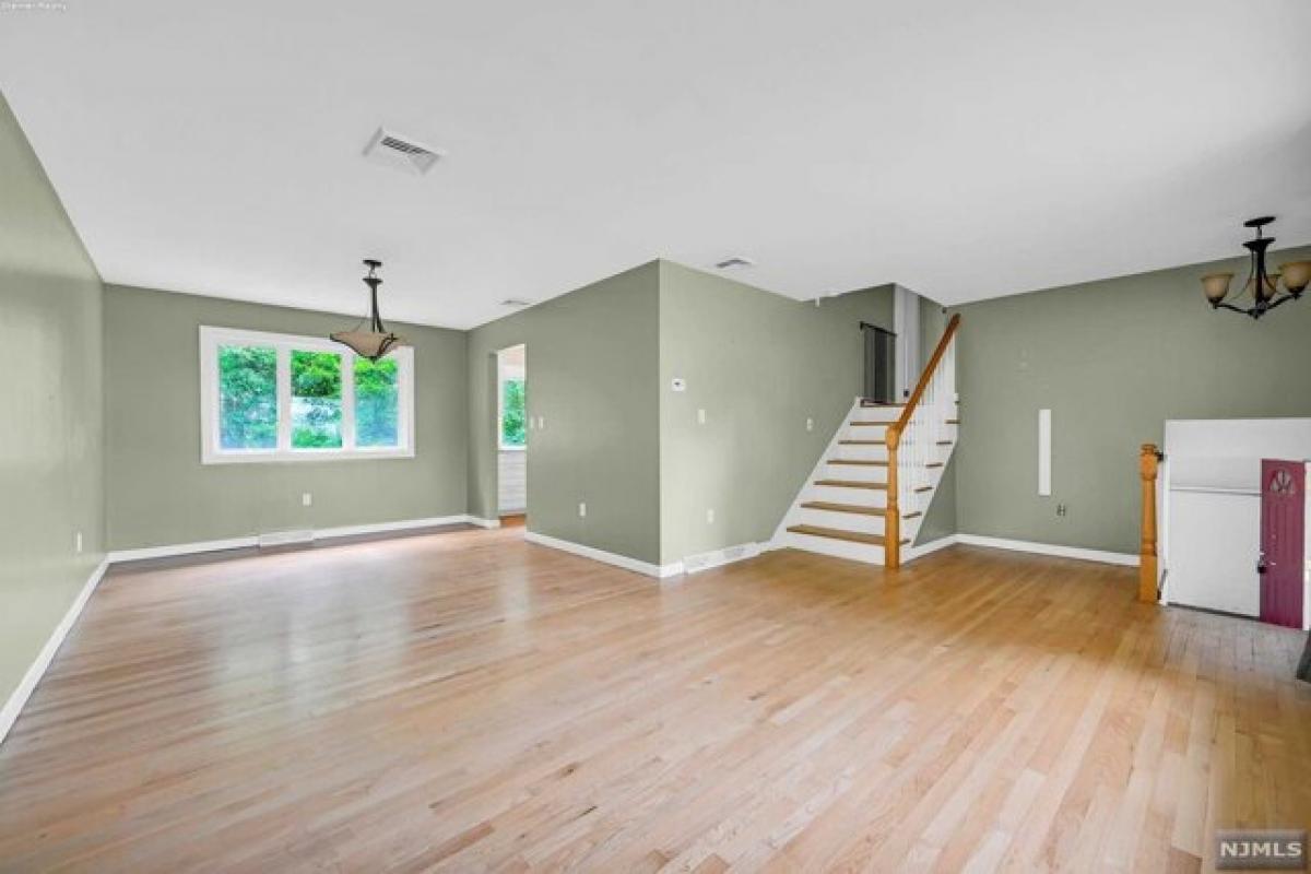 Picture of Home For Sale in West Milford, New Jersey, United States