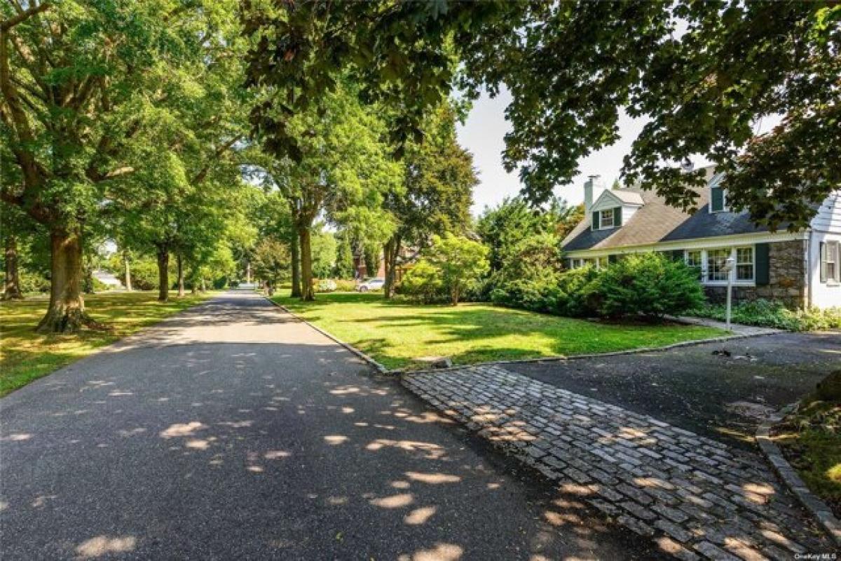 Picture of Home For Sale in Westbury, New York, United States