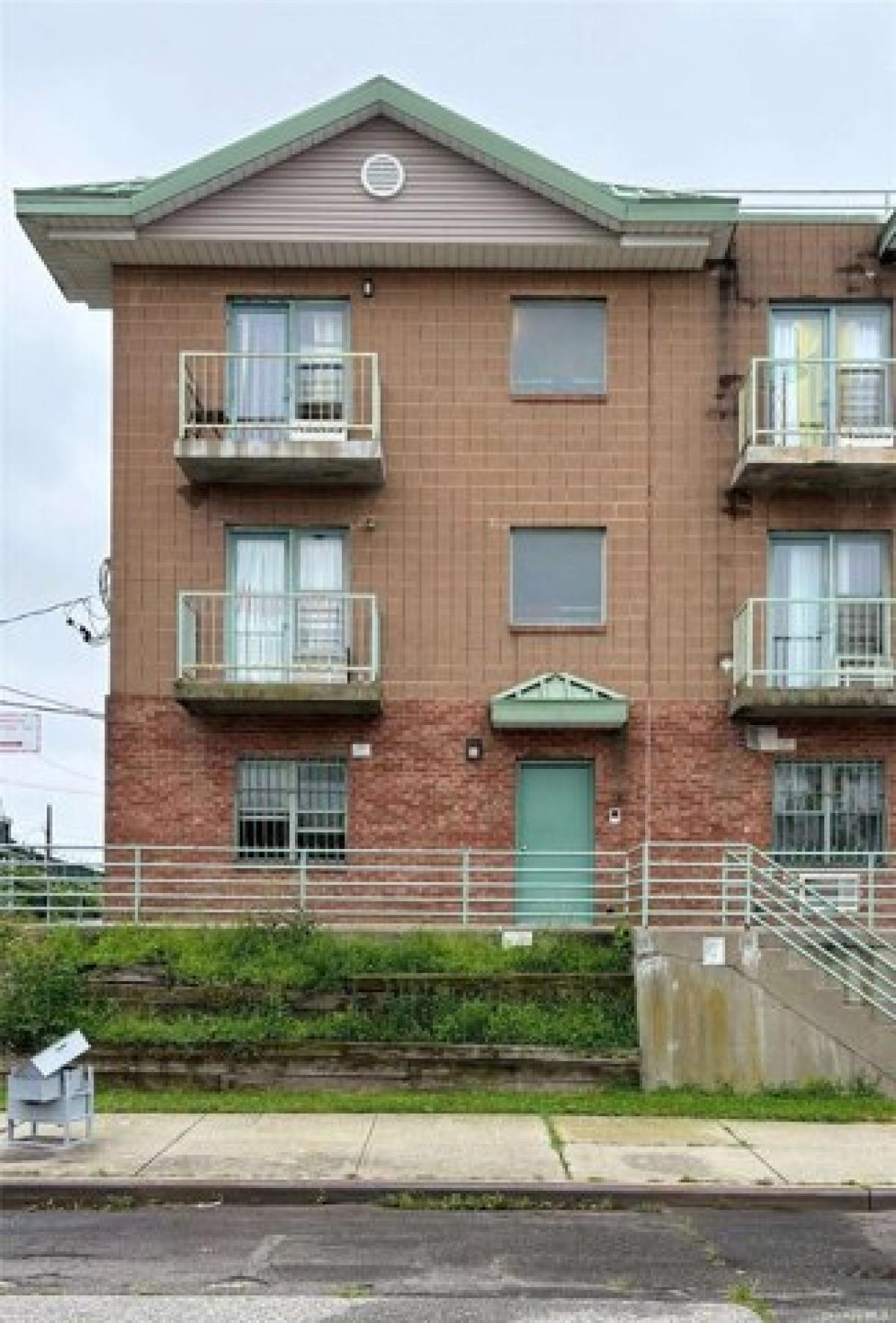 Picture of Home For Sale in Arverne, New York, United States