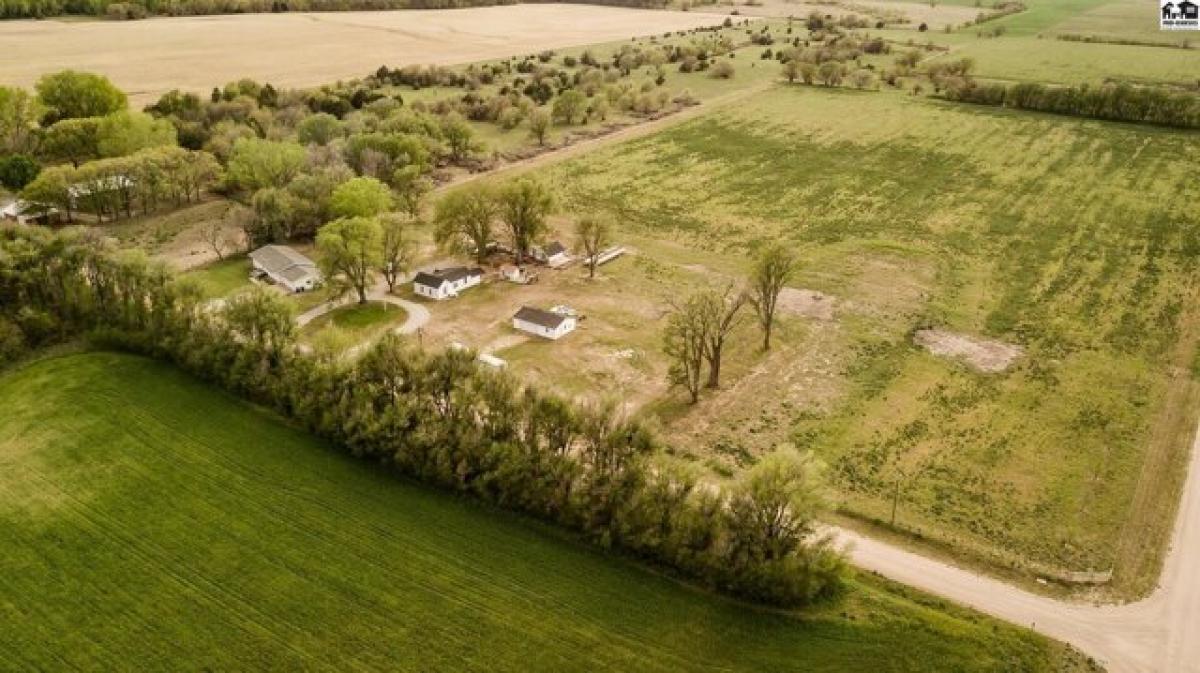 Picture of Home For Sale in Hutchinson, Kansas, United States