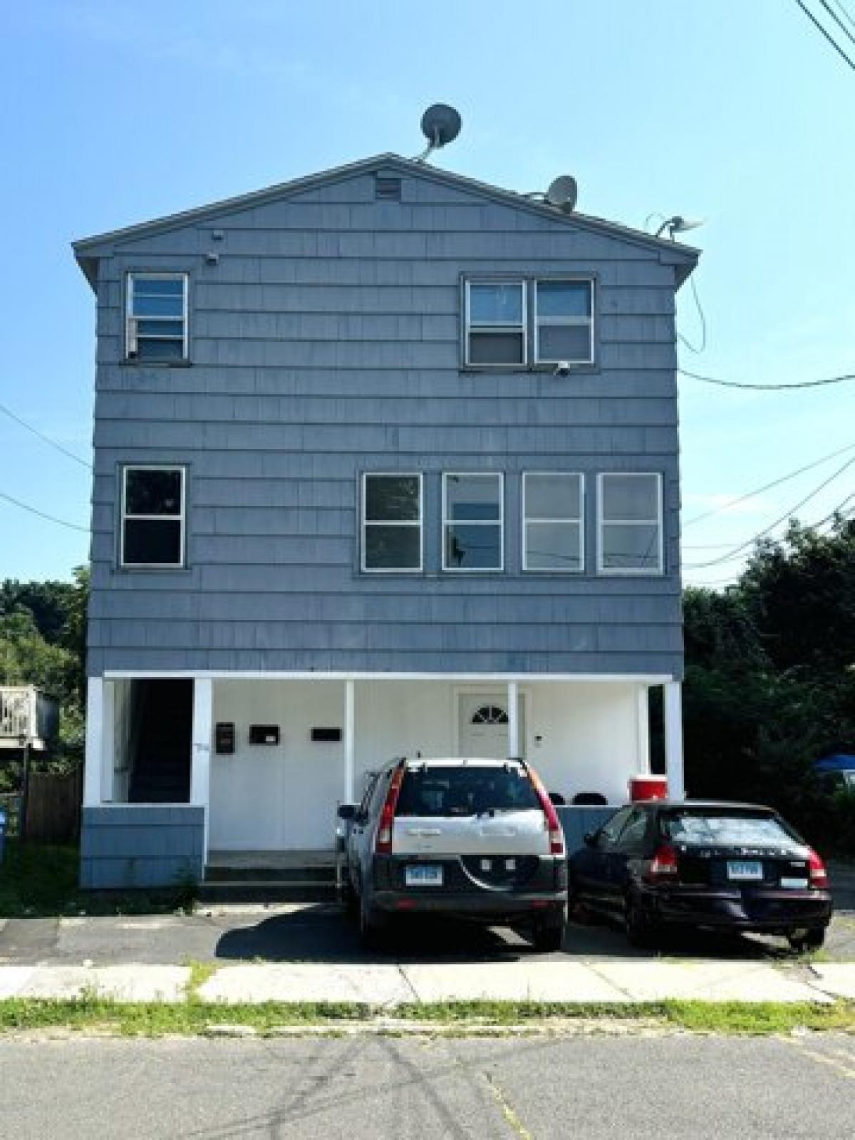 Picture of Home For Sale in Bristol, Connecticut, United States