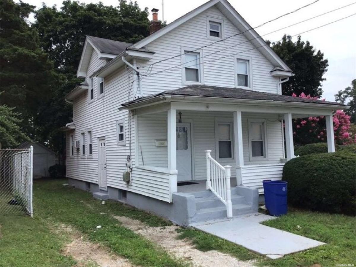 Picture of Home For Sale in Huntington Station, New York, United States