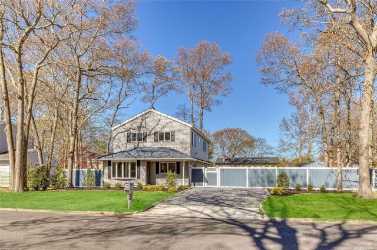 Picture of Home For Sale in East Moriches, New York, United States