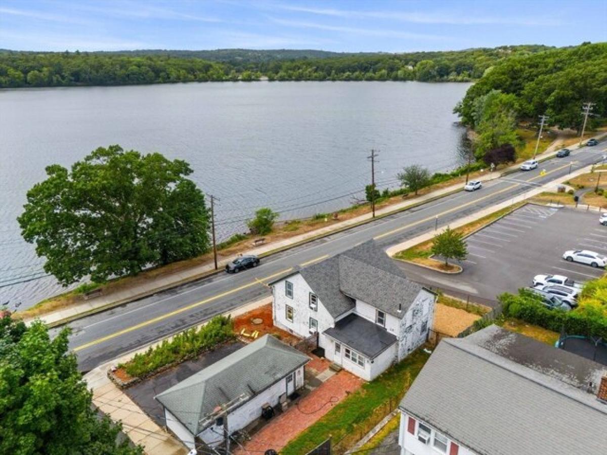 Picture of Home For Sale in Woburn, Massachusetts, United States