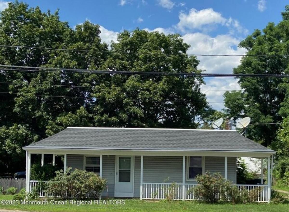 Picture of Home For Sale in Colts Neck, New Jersey, United States