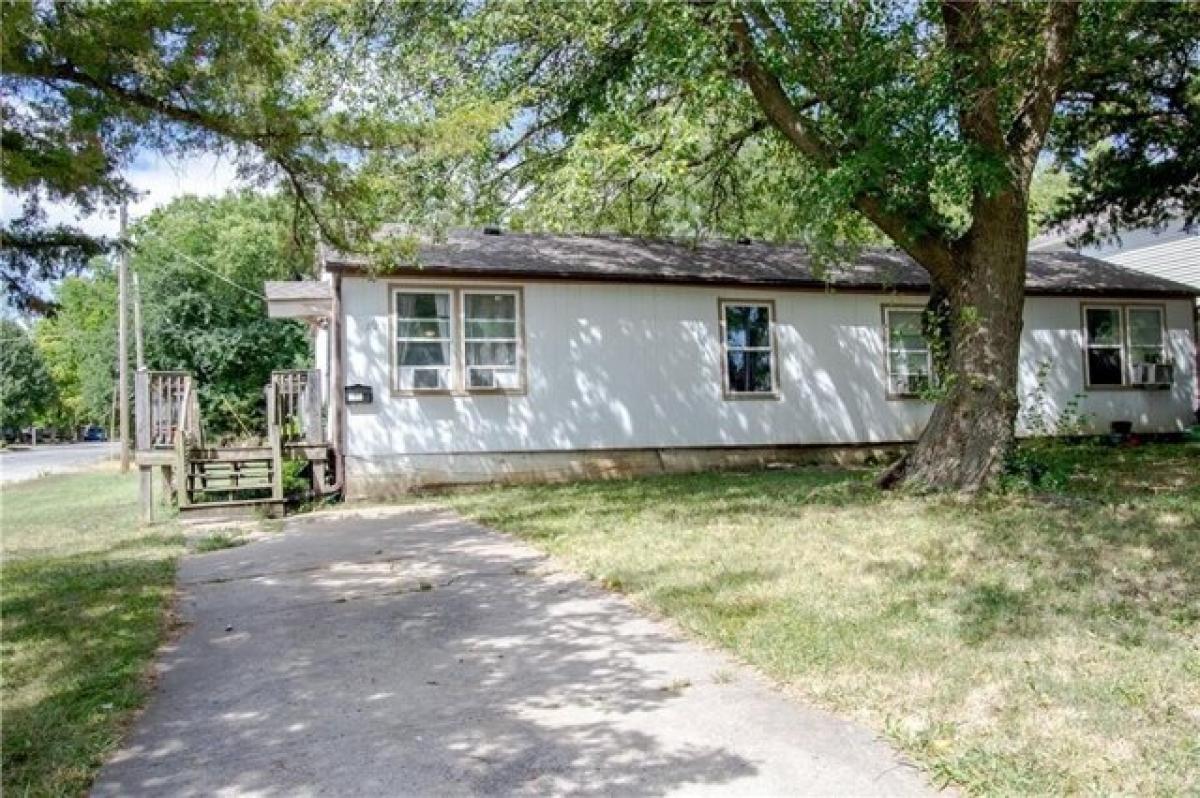 Picture of Home For Sale in Paola, Kansas, United States