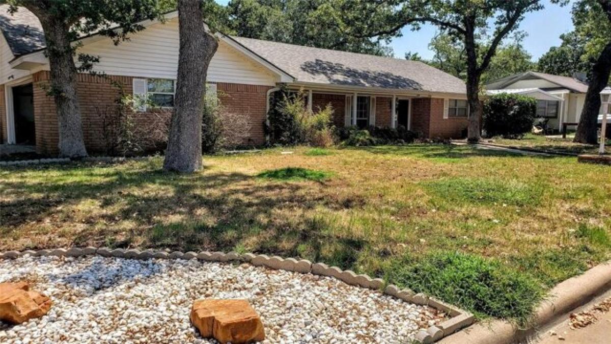 Picture of Home For Sale in Mineral Wells, Texas, United States