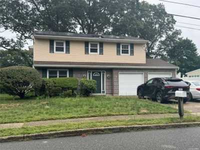 Home For Rent in Selden, New York