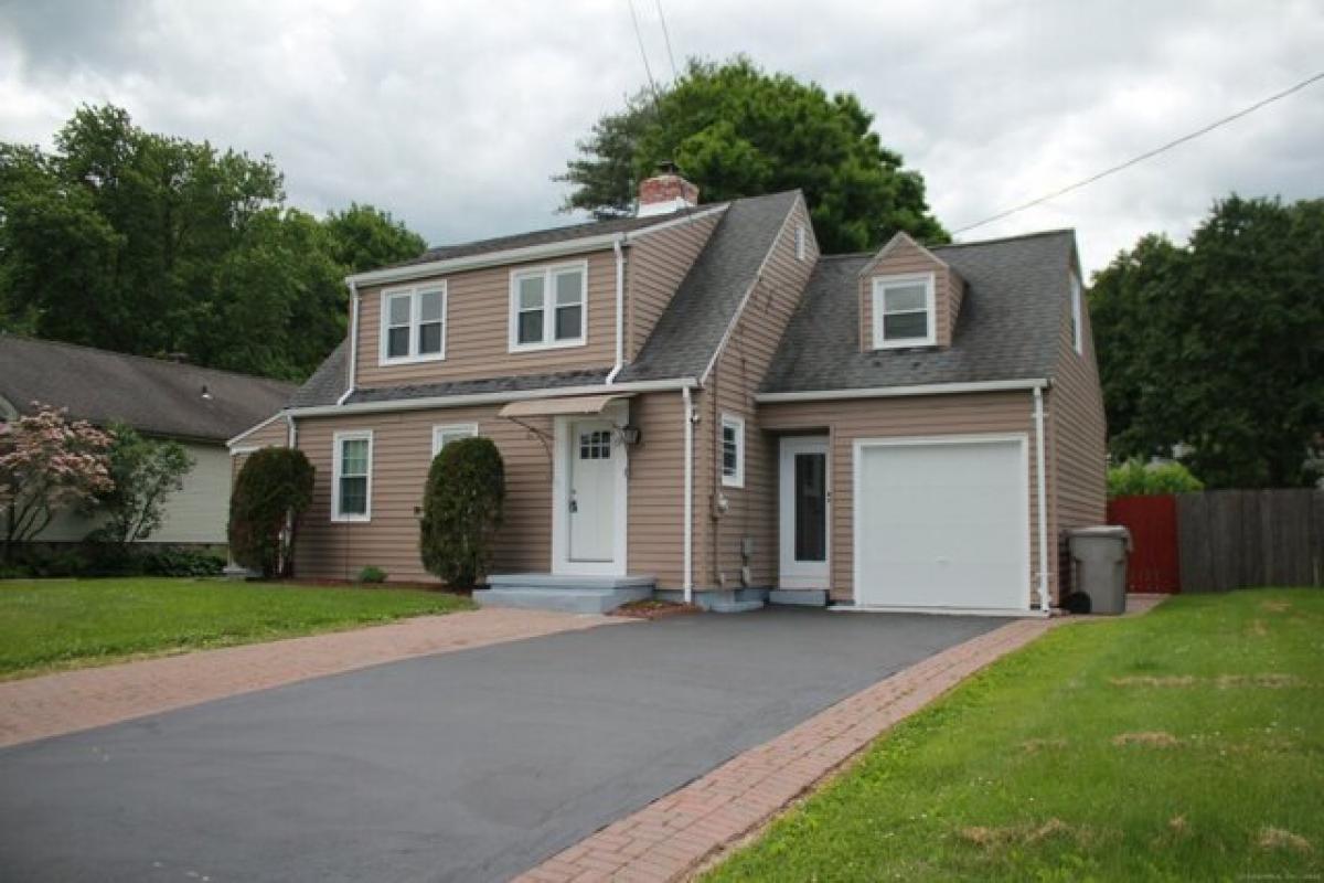 Picture of Home For Sale in Bristol, Connecticut, United States