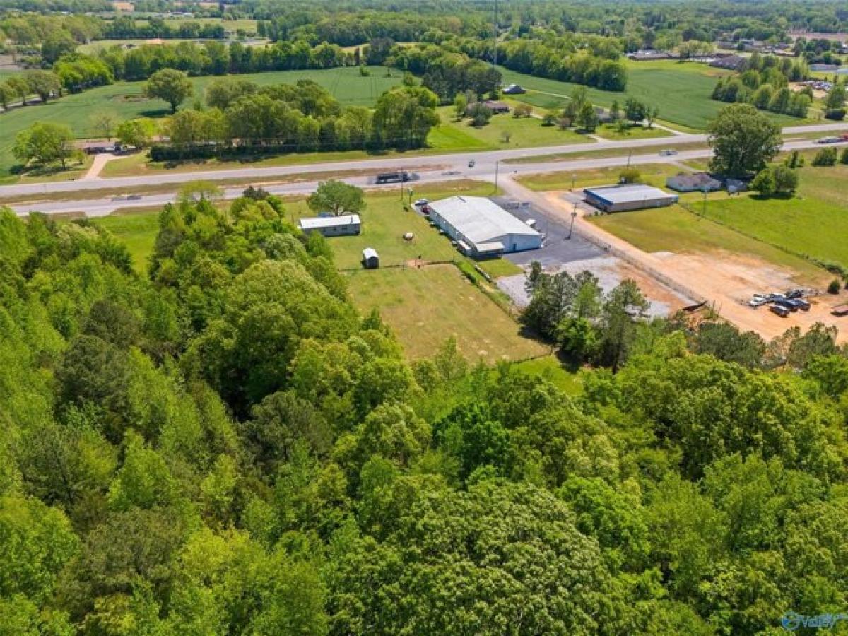 Picture of Home For Sale in Killen, Alabama, United States