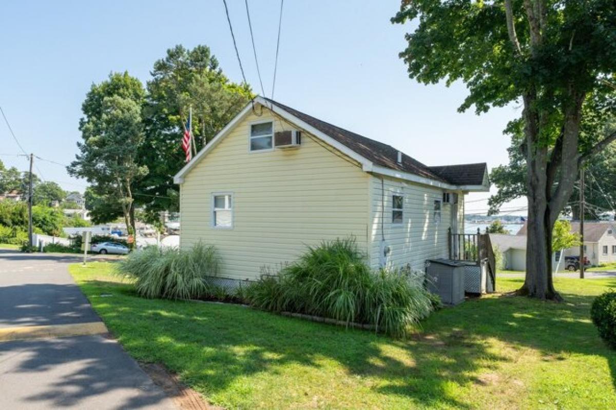 Picture of Home For Sale in Branford, Connecticut, United States