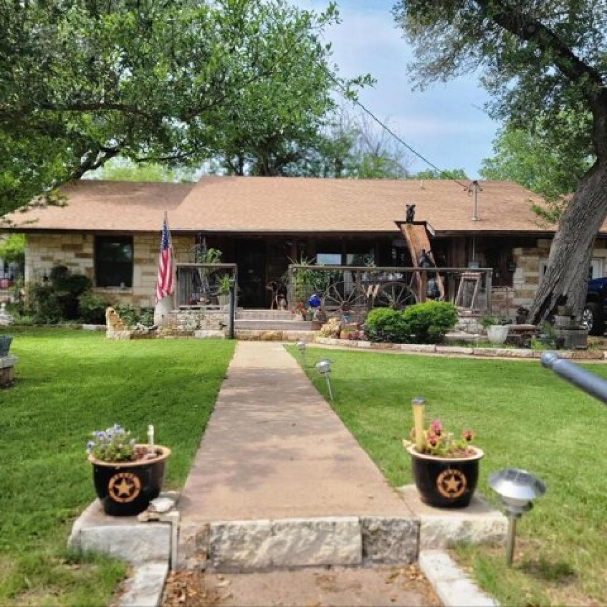 Picture of Home For Sale in Glen Rose, Texas, United States