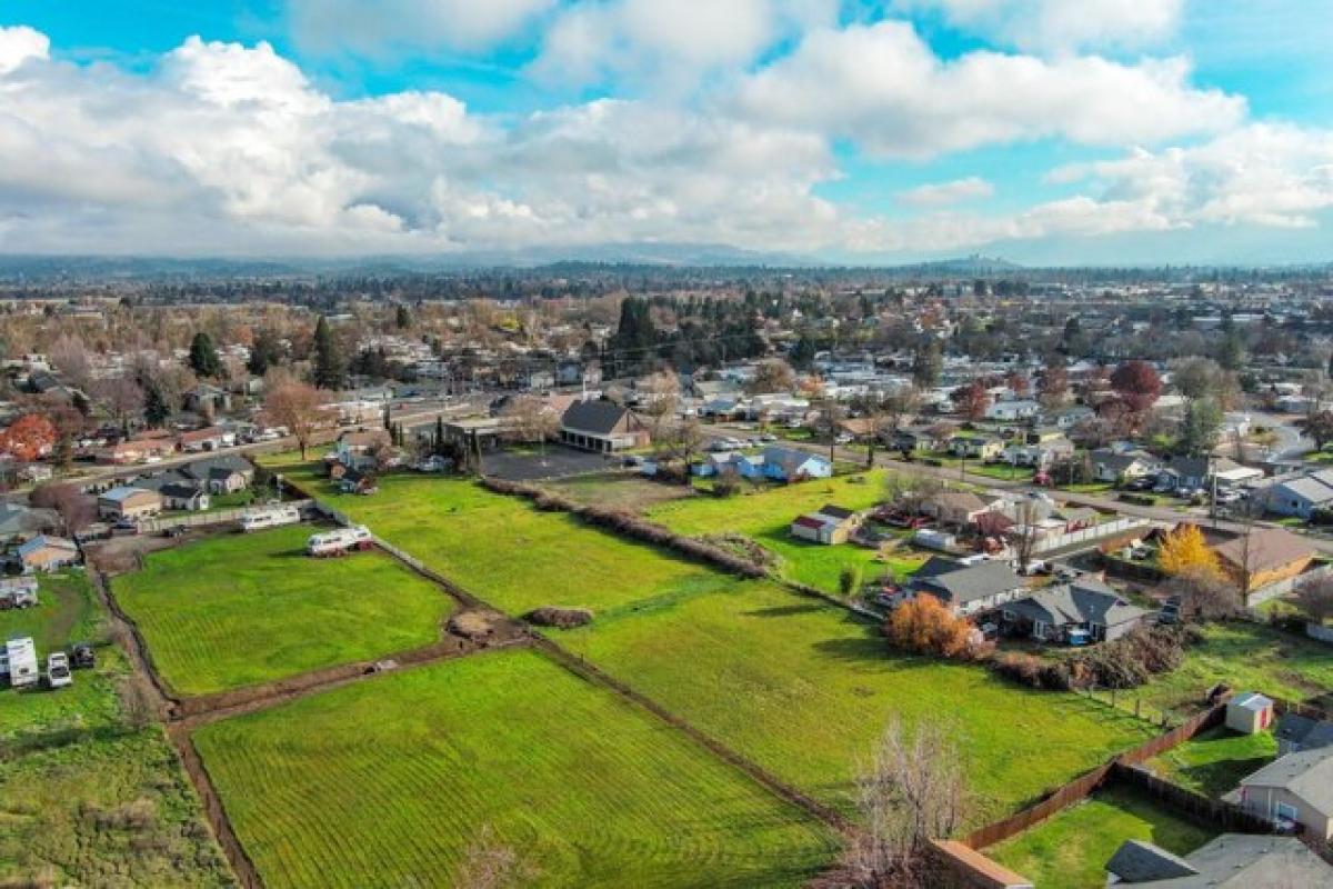 Picture of Residential Land For Sale in Medford, Oregon, United States