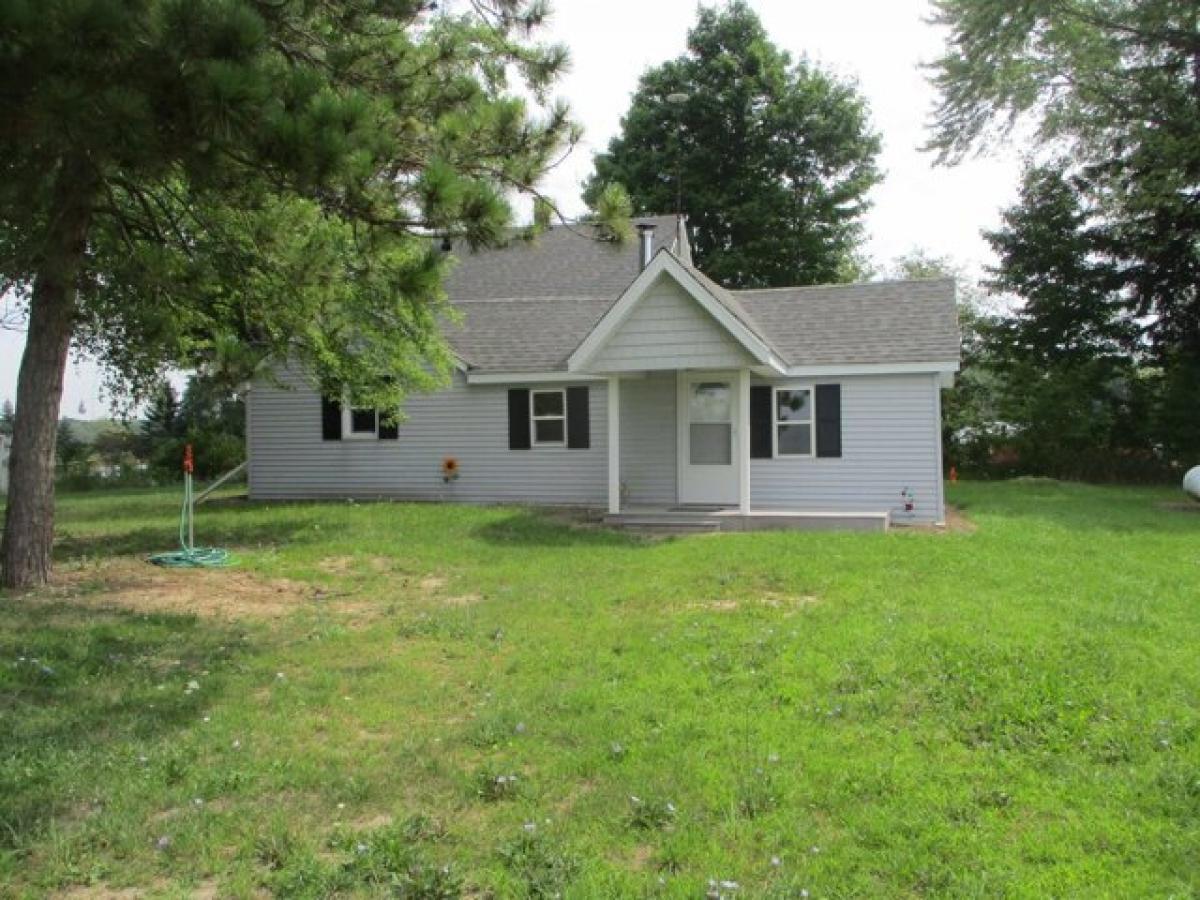 Picture of Home For Sale in Six Lakes, Michigan, United States