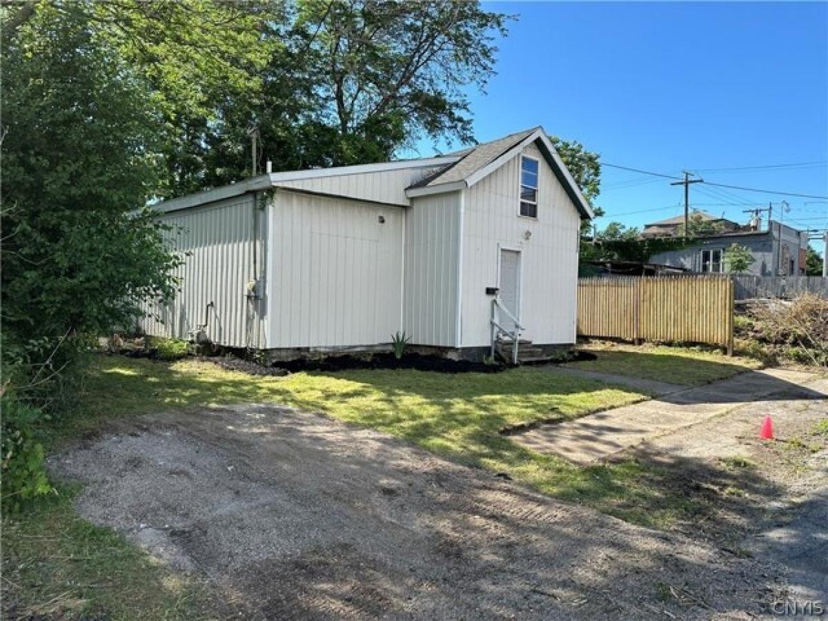 Picture of Home For Sale in East Syracuse, New York, United States