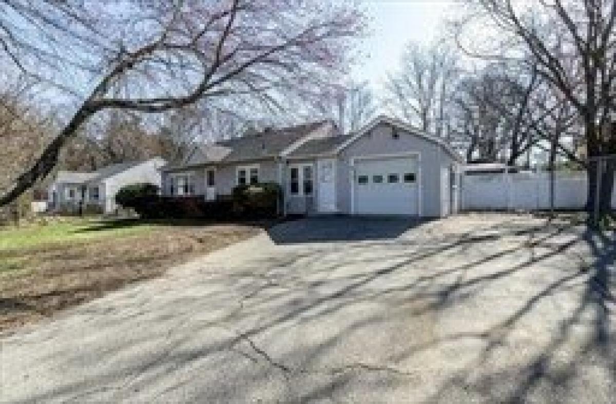 Picture of Home For Sale in North Andover, Massachusetts, United States