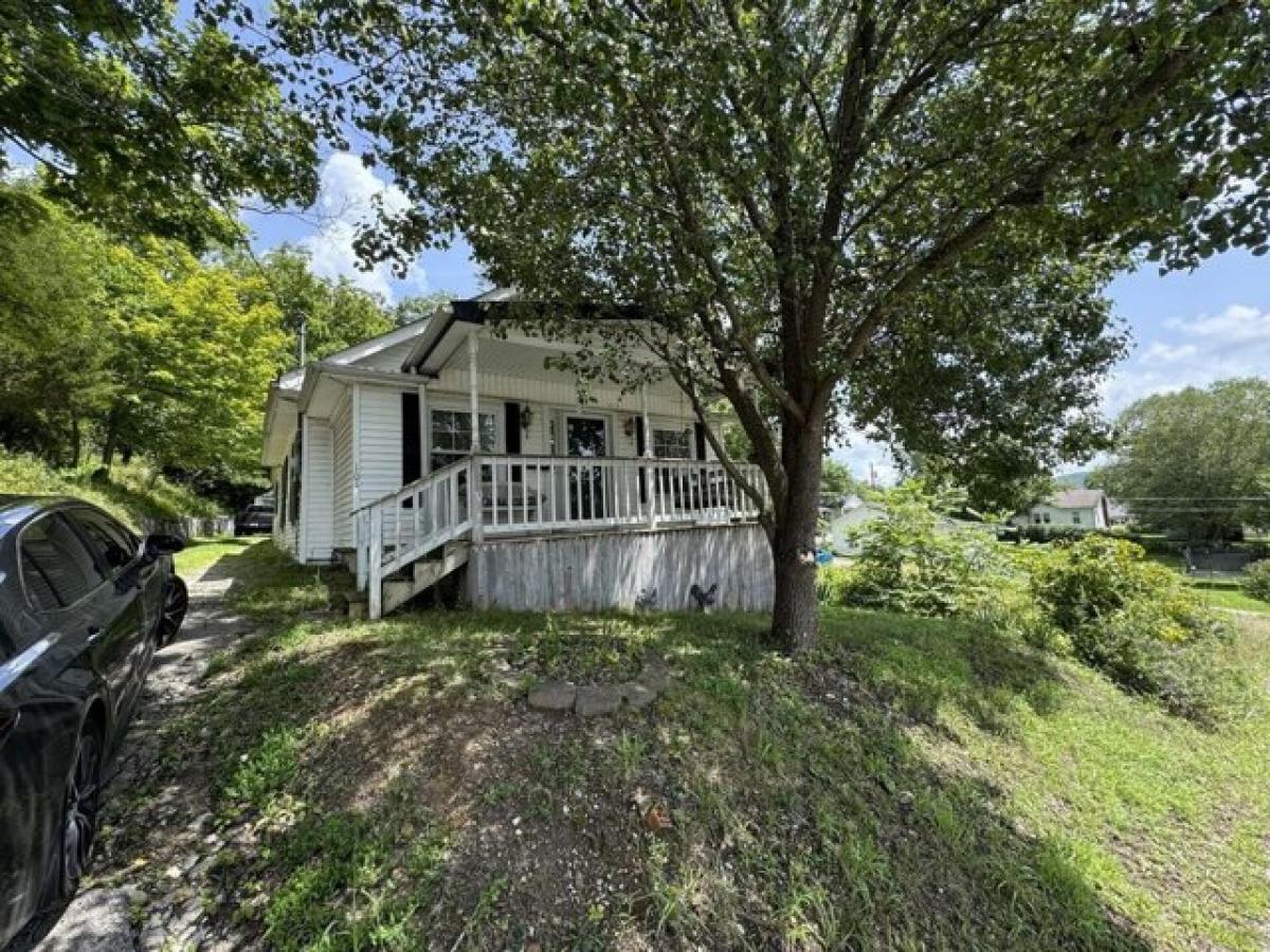 Picture of Home For Sale in Irvine, Kentucky, United States