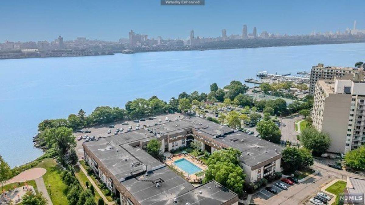 Picture of Home For Sale in Edgewater, New Jersey, United States