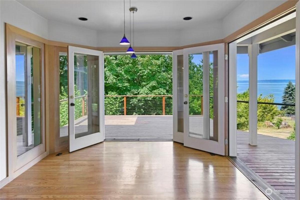 Picture of Home For Sale in Bainbridge Island, Washington, United States