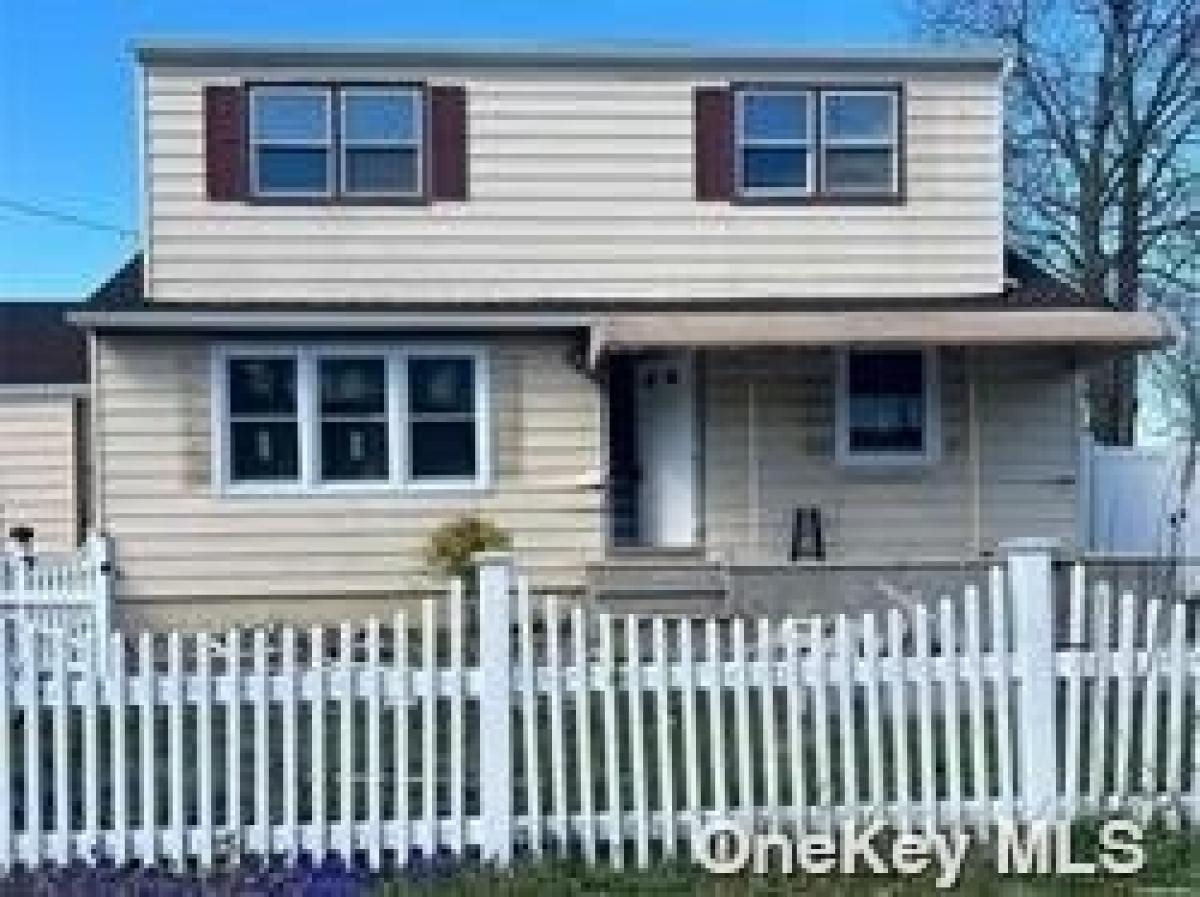 Picture of Home For Rent in Lindenhurst, New York, United States