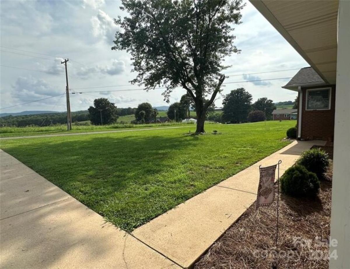 Picture of Home For Sale in Taylorsville, North Carolina, United States