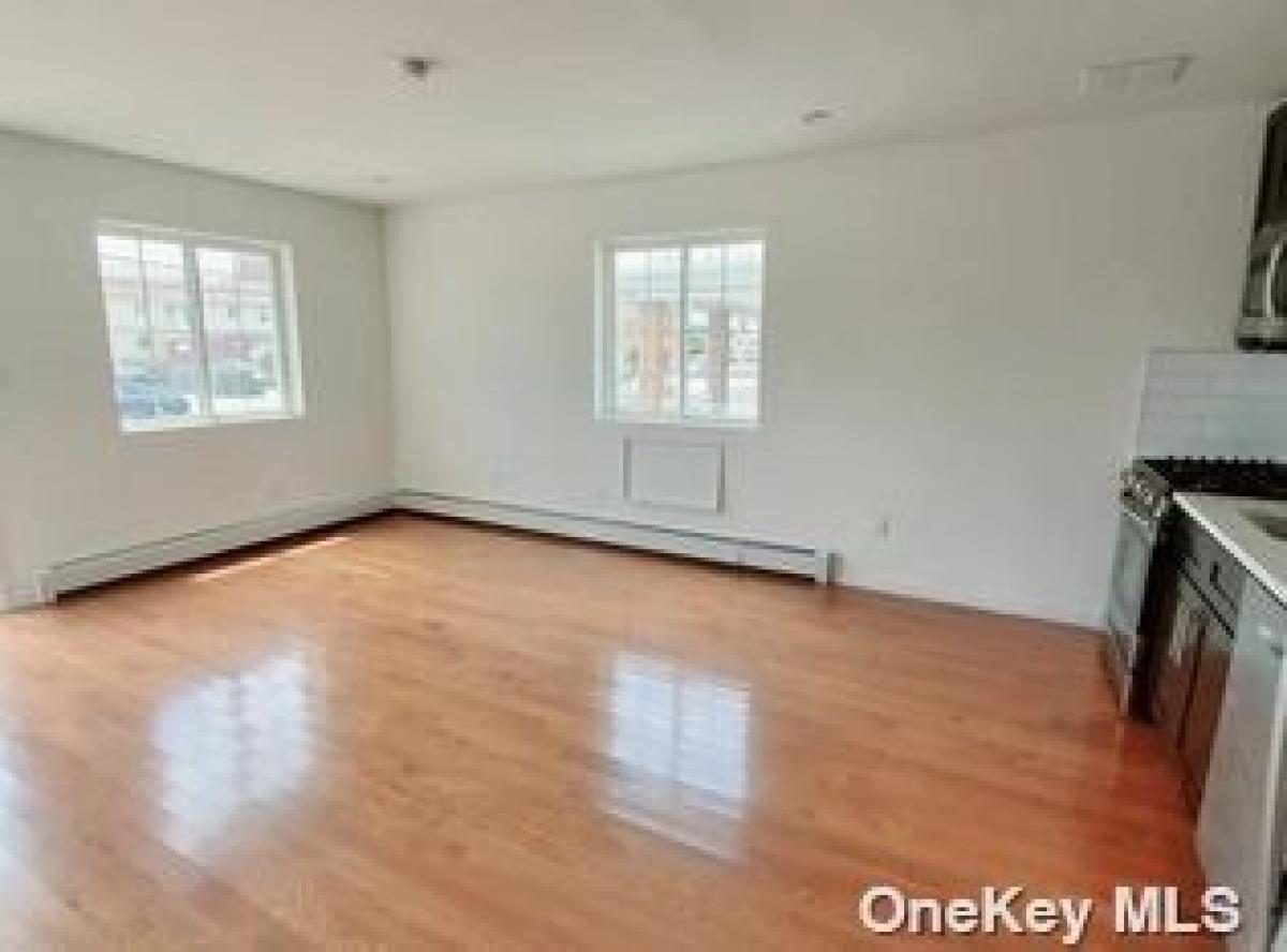 Picture of Home For Sale in Arverne, New York, United States