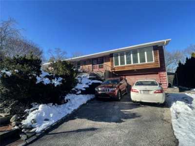 Home For Sale in Smithtown, New York