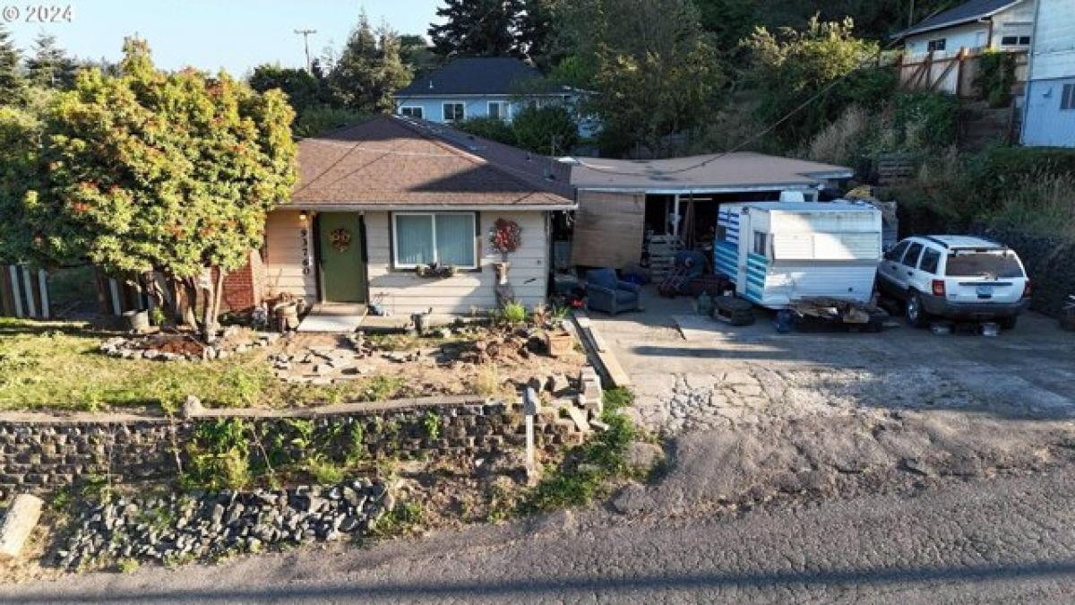 Picture of Home For Sale in Coos Bay, Oregon, United States