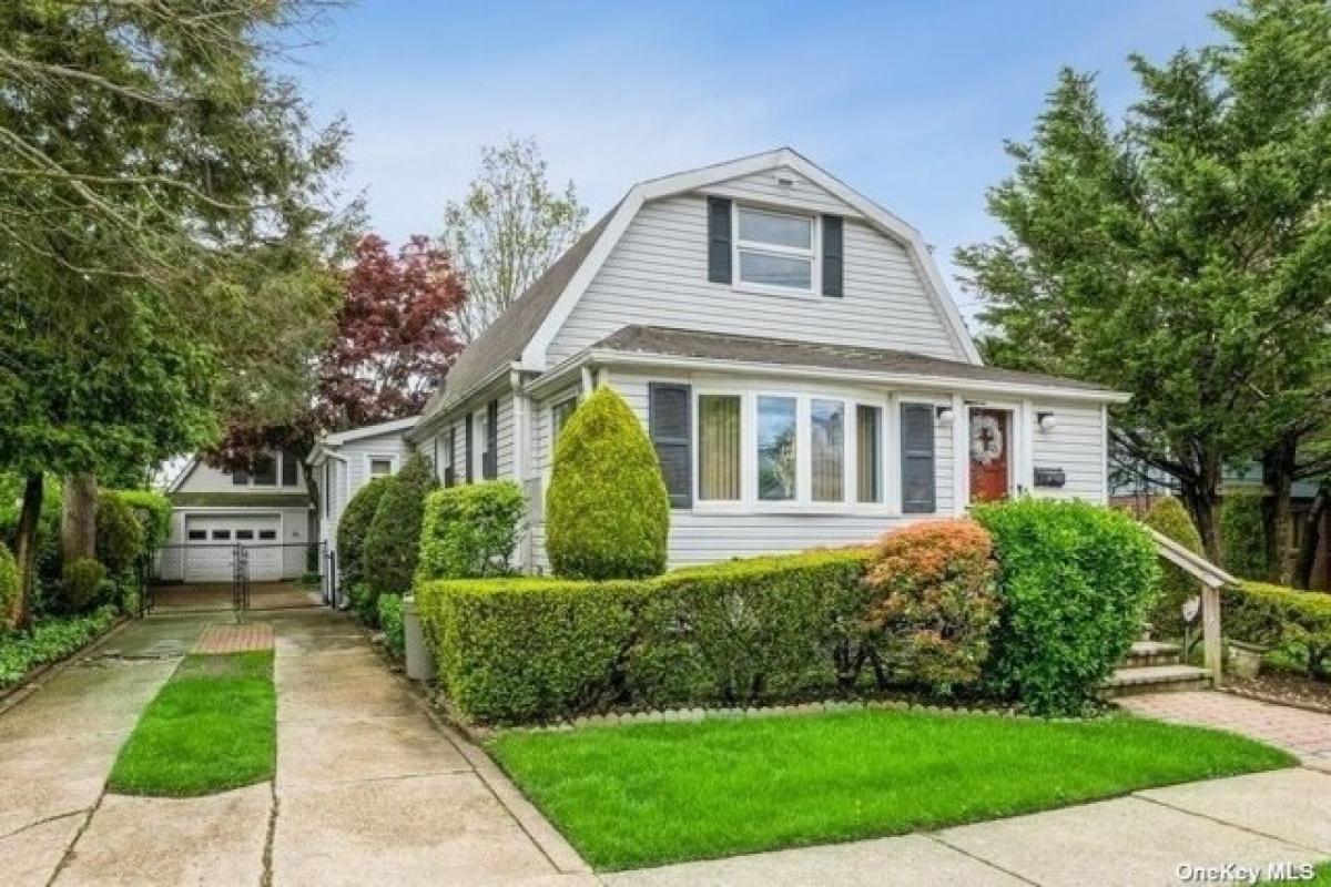 Picture of Home For Sale in Elmont, New York, United States