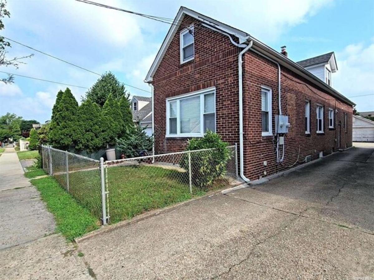 Picture of Home For Sale in Franklin Square, New York, United States