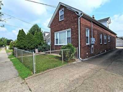 Home For Sale in Franklin Square, New York