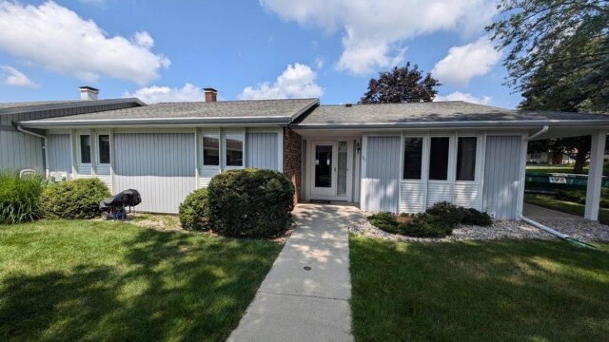 Picture of Home For Sale in West Bend, Wisconsin, United States