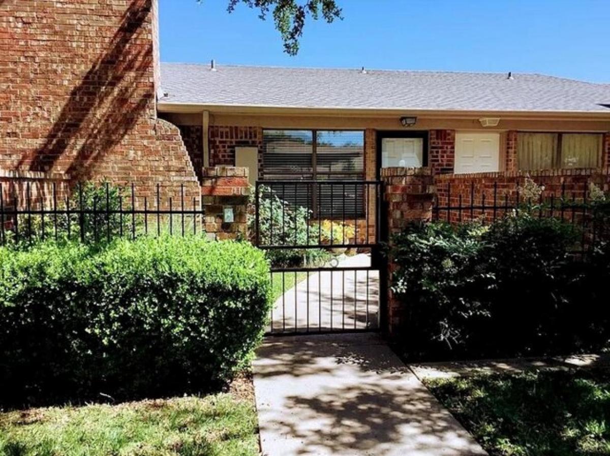 Picture of Home For Sale in Benbrook, Texas, United States