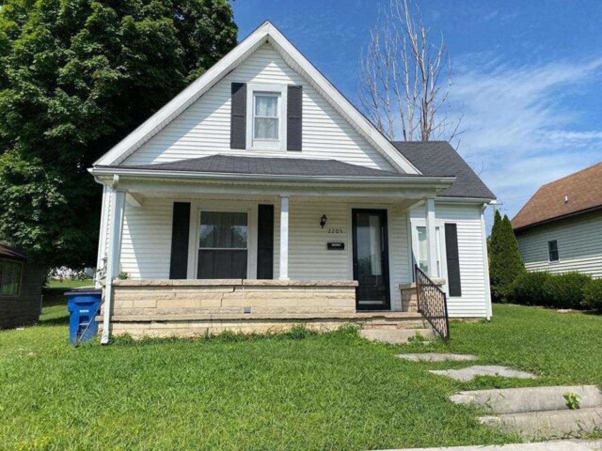 Picture of Home For Sale in Bedford, Indiana, United States