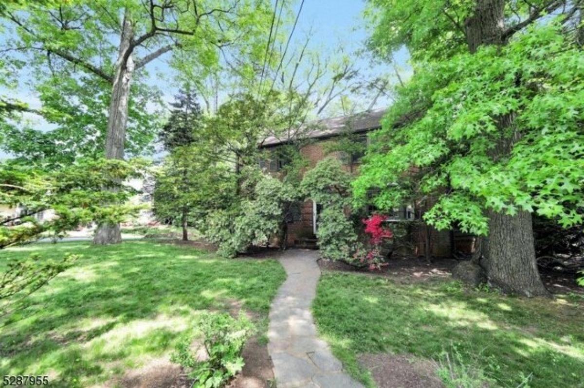 Picture of Home For Sale in Teaneck, New Jersey, United States