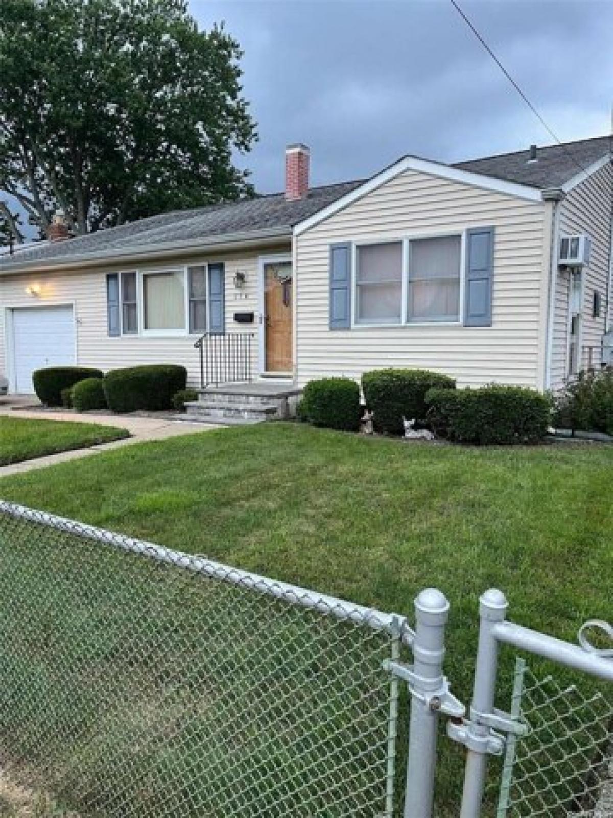 Picture of Home For Sale in Lindenhurst, New York, United States