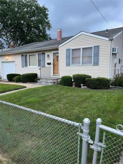 Home For Sale in Lindenhurst, New York