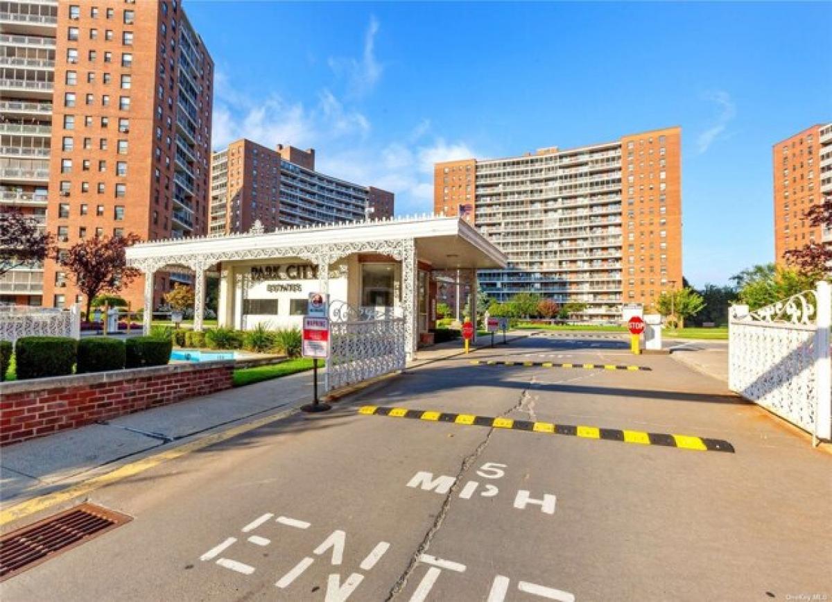 Picture of Home For Sale in Rego Park, New York, United States