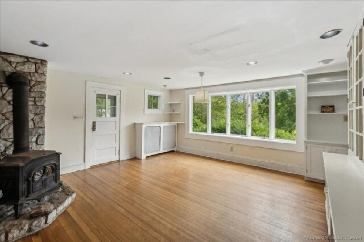 Picture of Home For Sale in Simsbury, Connecticut, United States