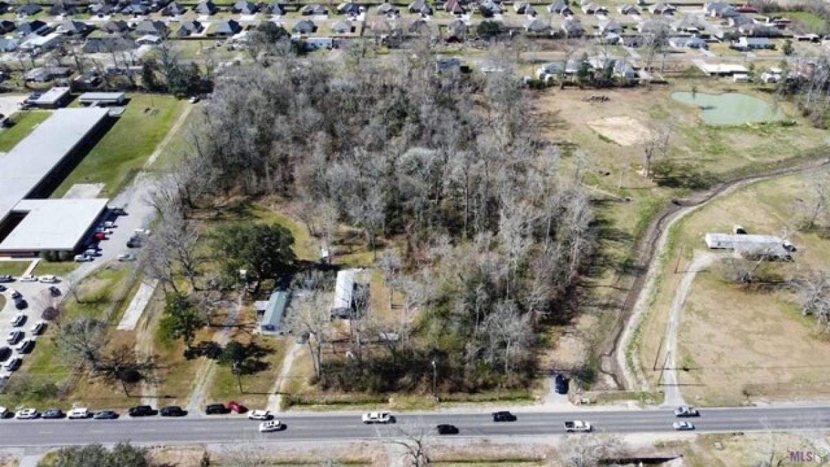 Picture of Residential Land For Sale in Gonzales, Louisiana, United States