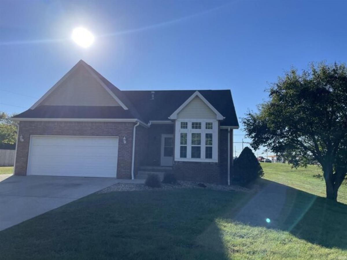 Picture of Home For Sale in Bedford, Indiana, United States