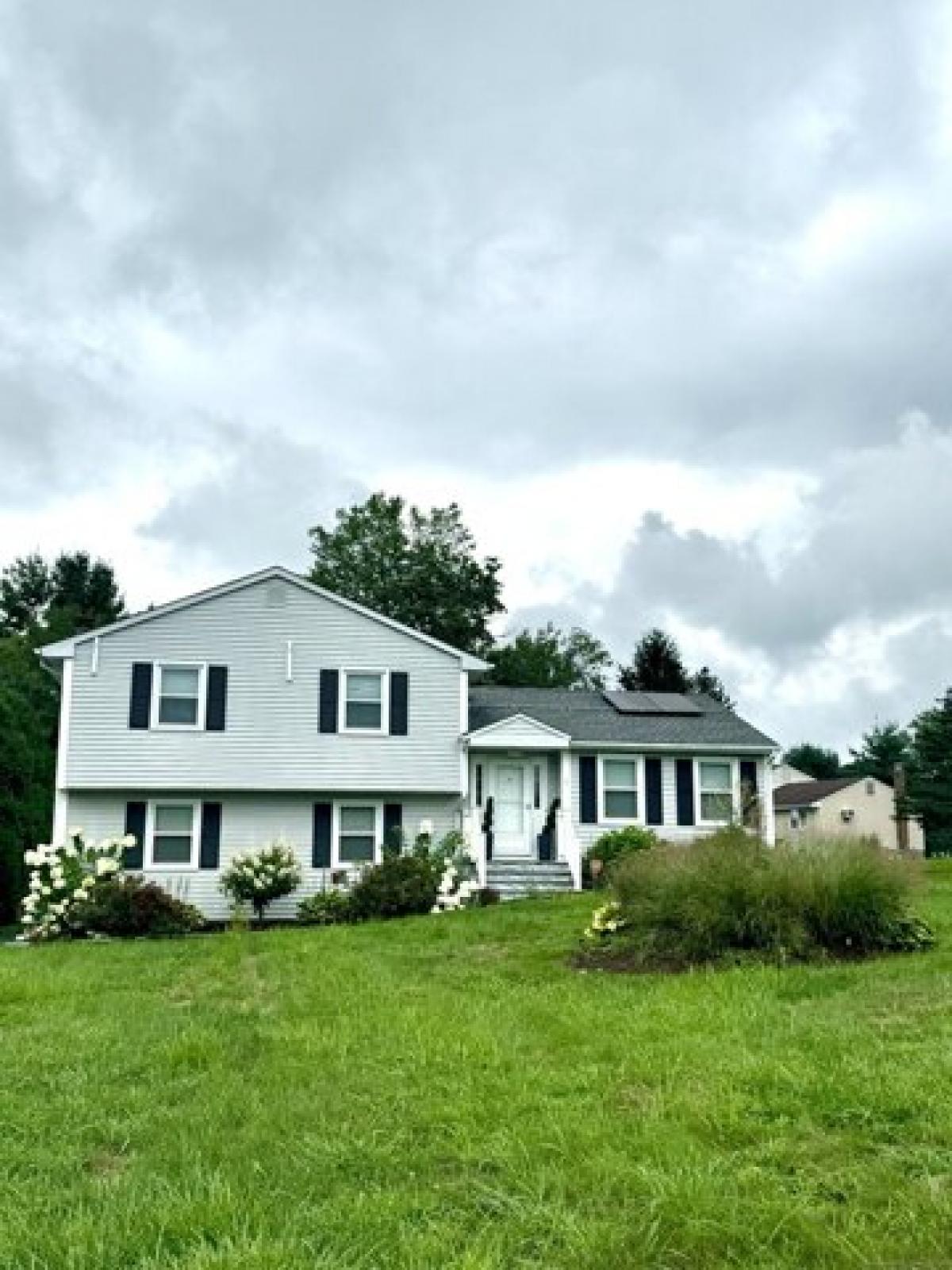 Picture of Home For Sale in Bloomfield, Connecticut, United States