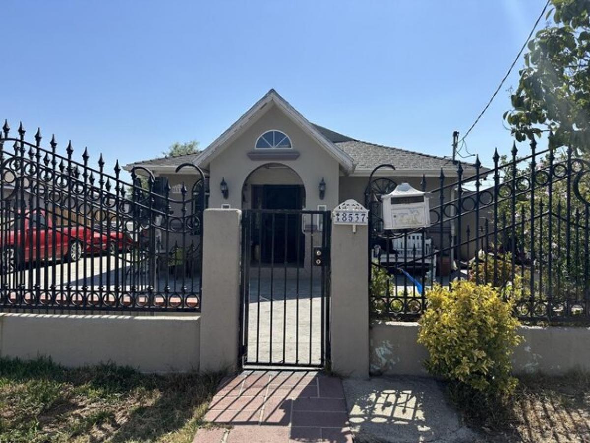 Picture of Home For Sale in Sun Valley, California, United States