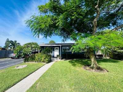 Home For Rent in Lantana, Florida