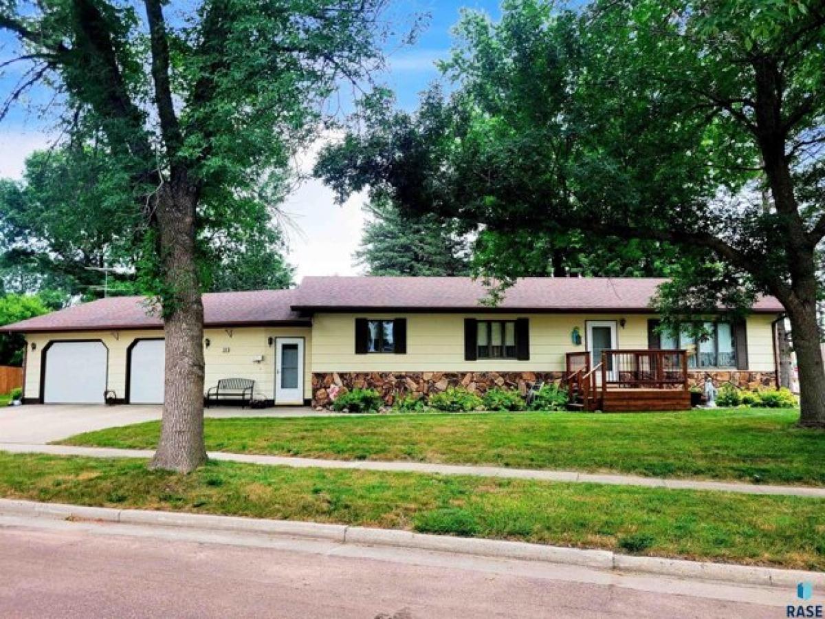 Picture of Home For Sale in Lennox, South Dakota, United States