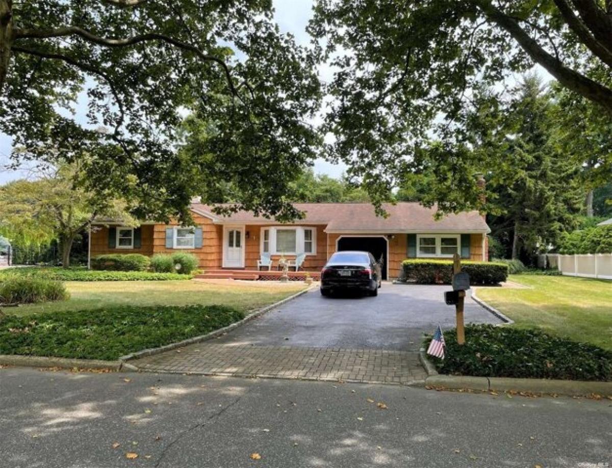 Picture of Home For Sale in Commack, New York, United States