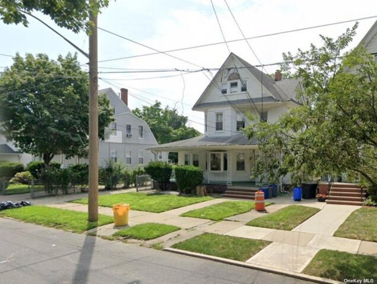 Picture of Home For Sale in Far Rockaway, New York, United States