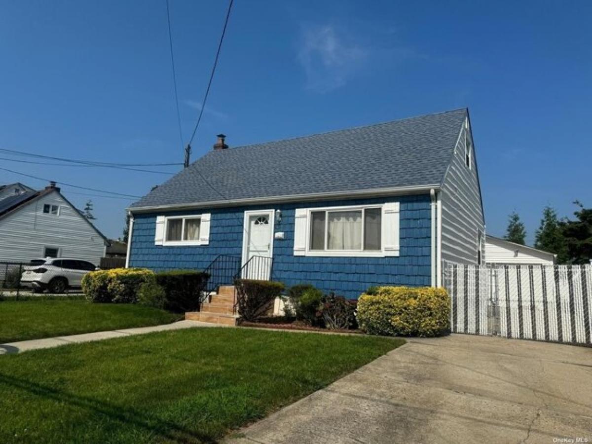 Picture of Home For Sale in Copiague, New York, United States